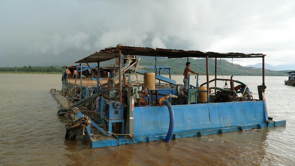 Công an Thành phố Hồ Chí Minh đã triệt phá một đường dây khai thác cát trái phép với quy mô lớn. (Ảnh minh họa: Hoài Nam/TTXVN)