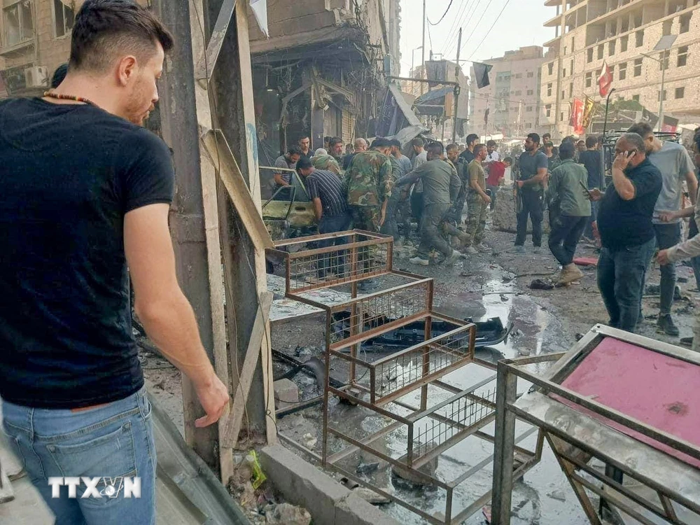 Hiện trường vụ nổ bom tại thị trấn Sayyida Zeinab, ngoại ô Damascus, Syria, ngày 27/7/2023. (Ảnh: AFP/TTXVN)