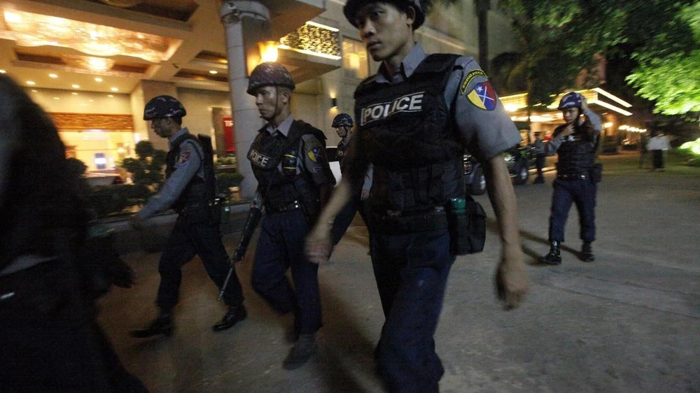 Cảnh sát Myanmar tuần tra trên đường phố. (Ảnh: AP)