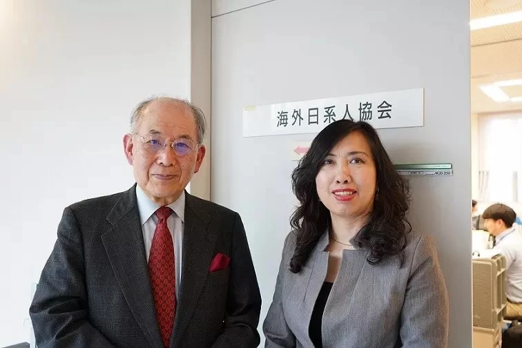 Thứ trưởng Bộ Ngoại giao Lê Thị Thu Hằng và Chủ tịch Hiệp hội người Nhật Bản ở nước ngoài Katsuyuki Tanaka. (Nguồn: Báo Quốc tế)