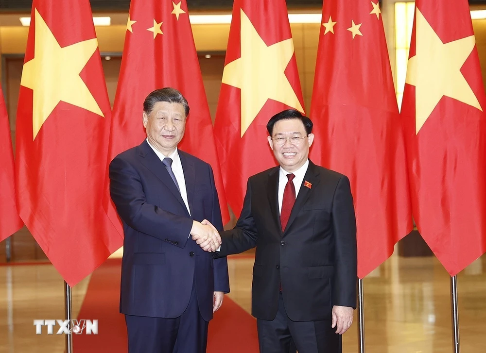 Chủ tịch Quốc hội Vương Đình Huệ và Tổng Bí thư, Chủ tịch nước Trung Quốc Tập Cận Bình chụp ảnh chung trongchuyến thăm Việt Nam ngày 13/12/2023. (Ảnh: Doãn Tấn/TTXVN)