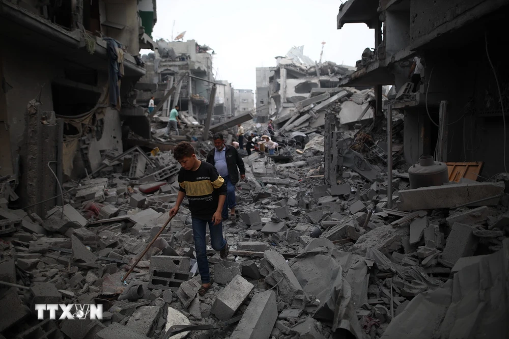 Cảnh đổ nát sau vụ oanh tạc của Israel xuống miền Trung Gaza ngày 4/4/2024. (Ảnh: THX/TTXVN)