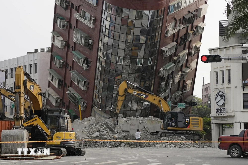Lực lượng cứu hộ tìm kiếm trong đống đổ nát sau động đất tại Đài Loan (Trung Quốc) ngày 3/4/2024. (Ảnh: Kyodo/TTXVN)