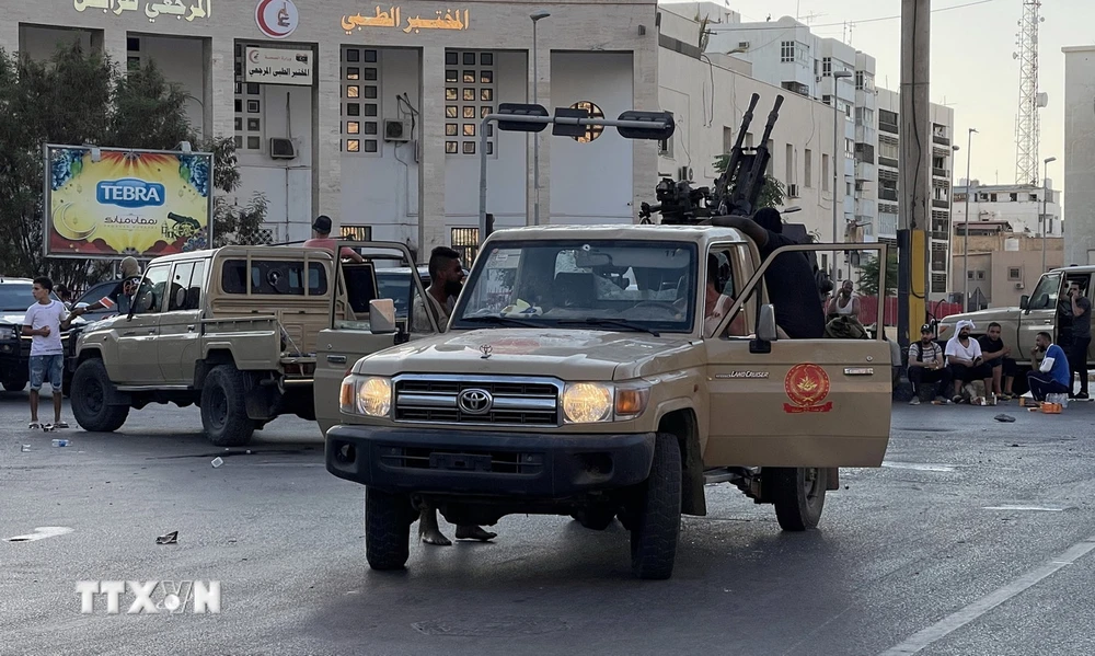 Các thành viên Chính phủ Thống nhất quốc gia Libya (GNU) sau cuộc giao tranh với các nhóm vũ trang đối địch. (Ảnh: THX/TTXVN)