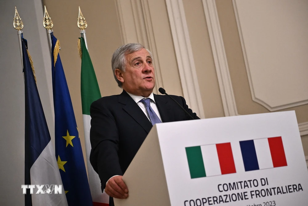 Ngoại trưởng Italy Antonio Tajani phát biểu tại cuộc họp báo ở Turin ngày 31/10/2023. (Ảnh: AFP/TTXVN)