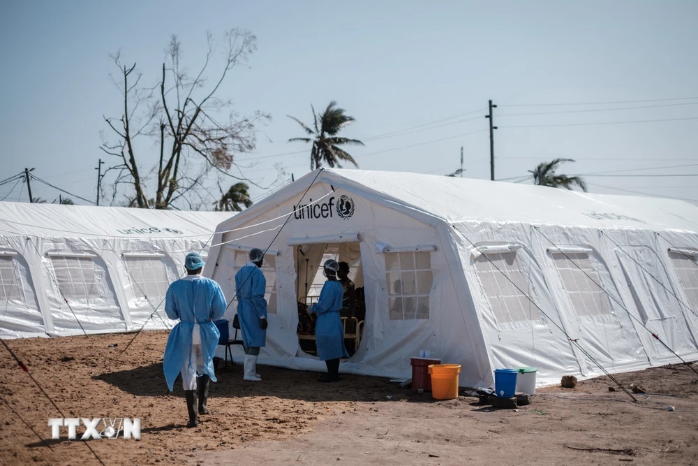 Nhân viên y tế làm việc tại khu điều trị bệnh nhân mắc tả ở Beira, Mozambique. (Ảnh: AFP/TTXVN)
