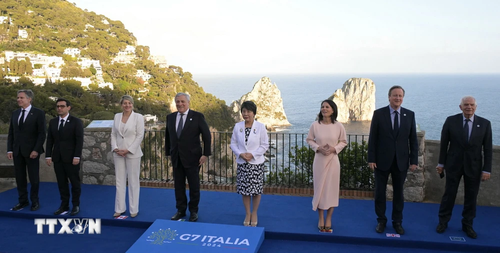 Ngoại trưởng Nhóm G7 chụp ảnh chung tại đảo Capri, Italy ngày 19/4/2024. (Ảnh: AFP/TTXVN)