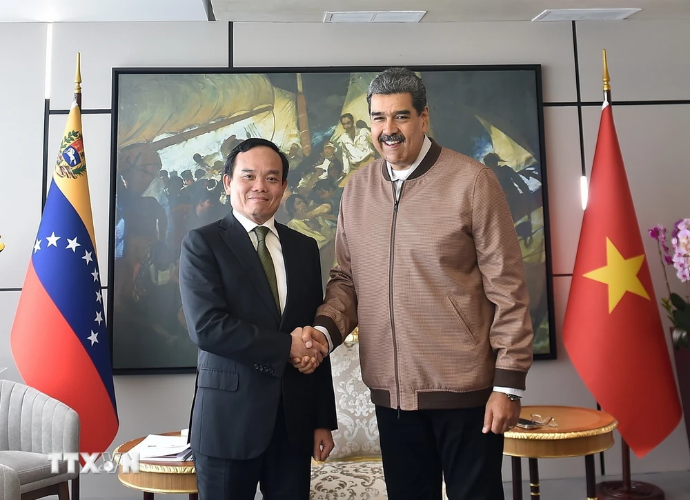 Tổng thống Venezuela Nicolás Maduro chào mừng Phó Thủ tướng Trần Lưu Quang tới thăm Venezuela. (Ảnh: VGP/ TTXVN phát)