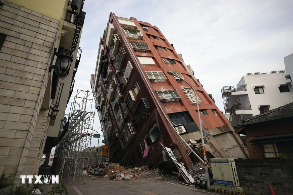 Tòa nhà bị đổ nghiêng sau trận động đất tại Hoa Liên, Đài Loan, Trung Quốc, ngày 5/4/2024. (Ảnh: Kyodo/TTXVN)