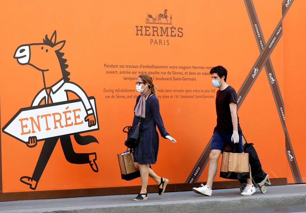 Người dân đi ngang qua một cửa hàng của Hermes ở Paris, Pháp. (Ảnh: Reuters)