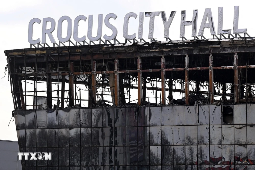 Trung tâm Crocus City Hall ở ngoại ô Moskva, Nga cháy rụi sau vụ tấn công khủng bố, ngày 26/3/2024. (Ảnh: AFP/TTXVN)