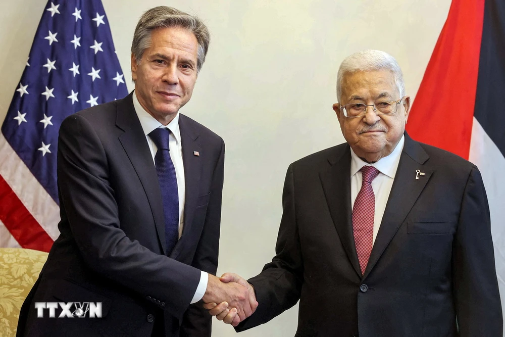 Ngoại trưởng Mỹ Antony Blinken (trái) trong cuộc gặp với Tổng thống Palestine Mahmoud Abbas (phải) tại Amman, Jordan, ngày 13/10/2023. (Ảnh: AFP/TTXVN)