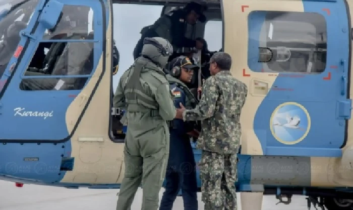 Binh sỹ Ấn Độ hỗ trợ lực lượng Maldives vận hành máy bay trực thăng. (Nguồn: MNDF)