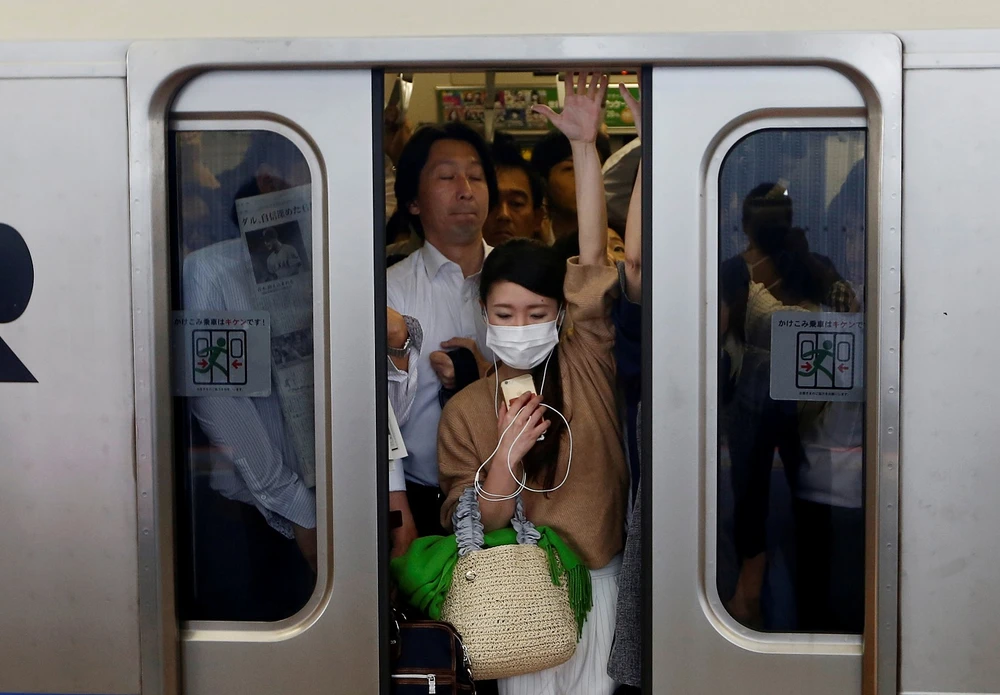 Hành khách trên một toa tàu đông đúc ở tỉnh Kawasaki, Nhật Bản. (Ảnh: Reuters)