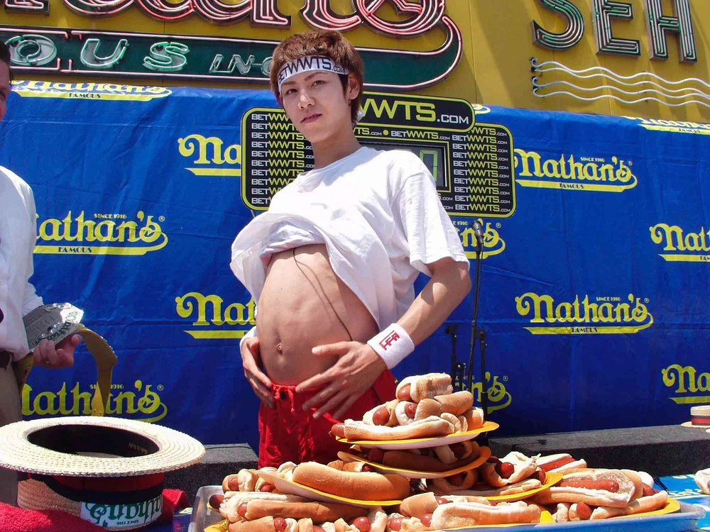 Takeru Kobayashi từng vô địch Cuộc thi ăn xúc xích Nathan nổi tiếng quốc tế ở New York khi ngốn hết 64,5 chiếc hotdog. (Nguồn: WireImage)