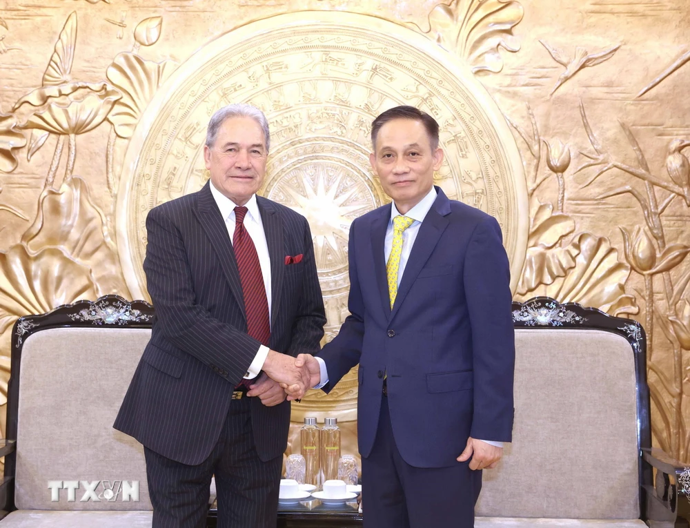 Trưởng Ban Đối ngoại Trung ương Lê Hoài Trung tiếp Phó Thủ tướng, Bộ trưởng Ngoại giao New Zealand Winston Peters. (Ảnh: Phương Hoa/TTXVN)