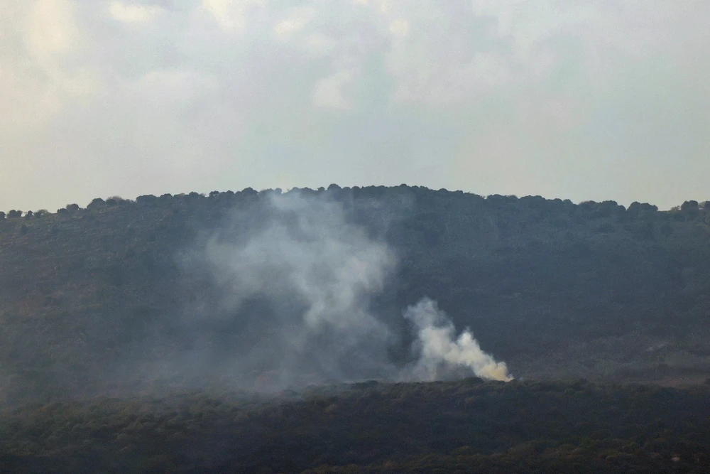 Khói bốc lên sau một vụ phóng tên lửa từ khu vực miền nam Liban xuống Upper Galilee, miền Bắc Israel, ngày 2/1/2024. (Ảnh: AFP/TTXVN)