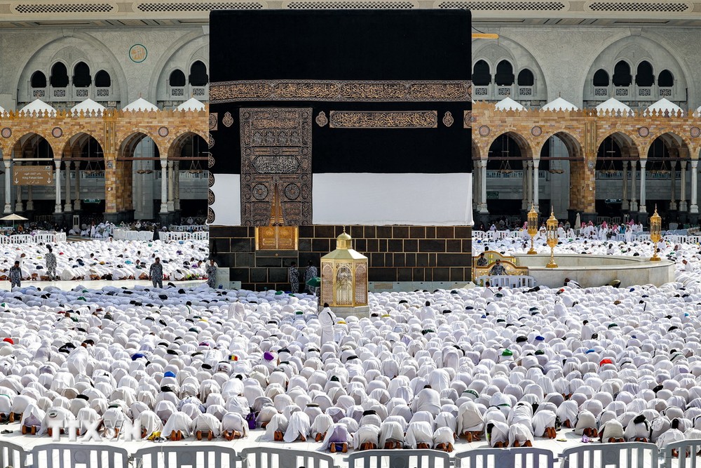 Các tín đồ Hồi giáo cầu nguyện tại Đền thờ lớn ở Thánh địa Mecca, Saudi Arabia, trong lễ hành hương Hajj ngày 4/6/2024. (Ảnh: AFP/TTXVN)