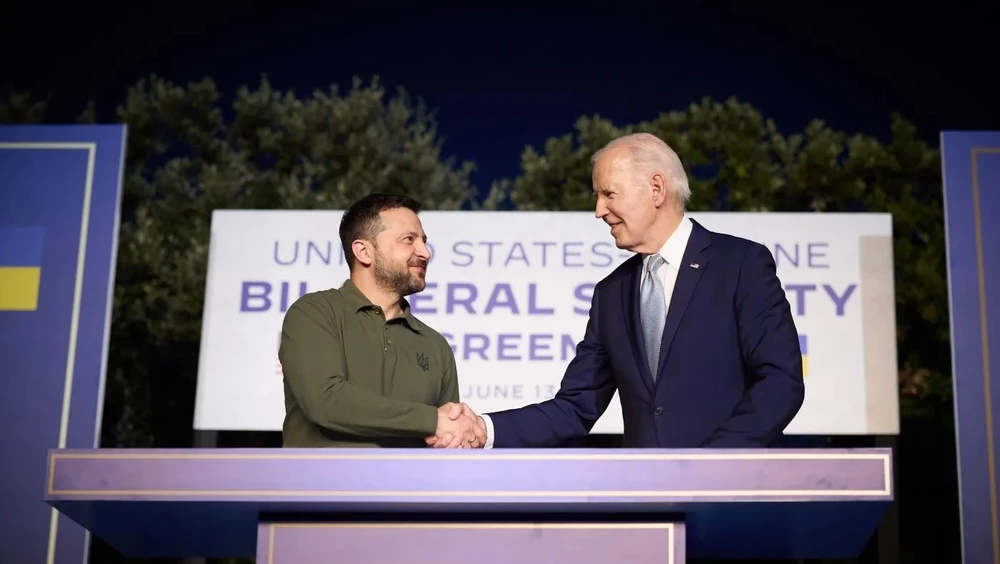 Tổng thống Mỹ Joe Biden và người đồng cấp Ukraine Volodymyr Zelensky ký thỏa thuận an ninh. (Nguồn: Getty)