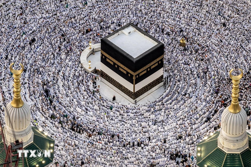 Các tín đồ Hồi giáo cầu nguyện tại Đền thờ Lớn ở thánh địa Mecca, Saudi Arabia trước lễ hành hương Hajj, ngày 11/6/2024. (Ảnh: AFP/TTXVN)