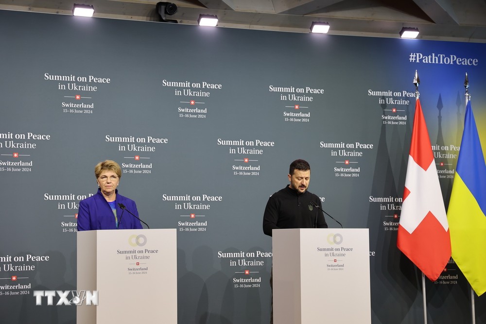 Tổng thống Thụy Sĩ Viola Amherd và Tổng thống Ukraine Volodymyr Zelenskyy tham dự họp báo. (Ảnh: Anh Hiển/TTXVN)