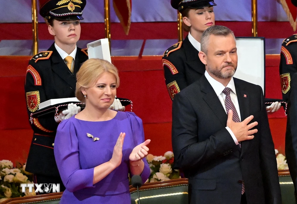 Ông Peter Pellegrini (phải) tuyên thệ nhậm chức Tổng thống Slovakia ở Bratislava, ngày 15/6/2024. (Ảnh: AFP/TTXVN)