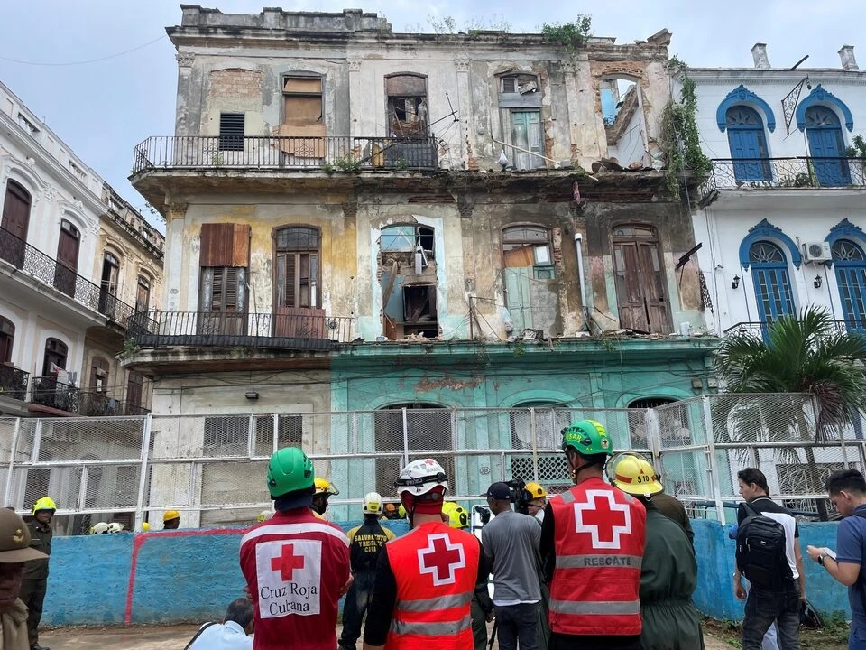 Nhân viên cấp cứu có mặt tại hiện trường một vụ sập nhà ở thủ đô La Habana, Cuba. (Ảnh: Reuters)