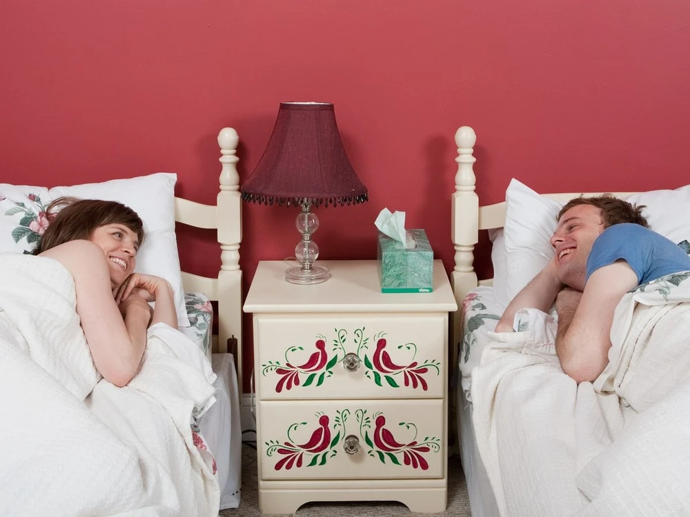 Với nhiều cặp đôi, việc ngủ riêng không ảnh hưởng tới tình cảm vợ chồng. (Ảnh: Getty)