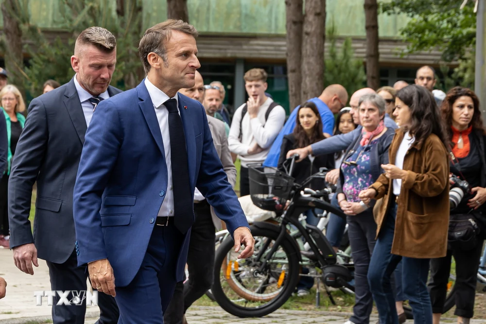 Tổng thống Pháp Emmanuel Macron rời điểm bầu cử Quốc hội ở Le Touquet ngày 30/6/2024. (Ảnh: THX/TTXVN)