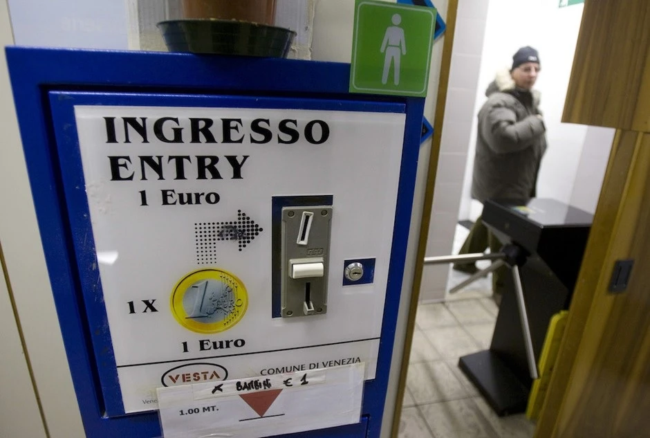 Một nhà vệ sinh phải trả phí ở Venice, Italy. (Ảnh: Reuters)