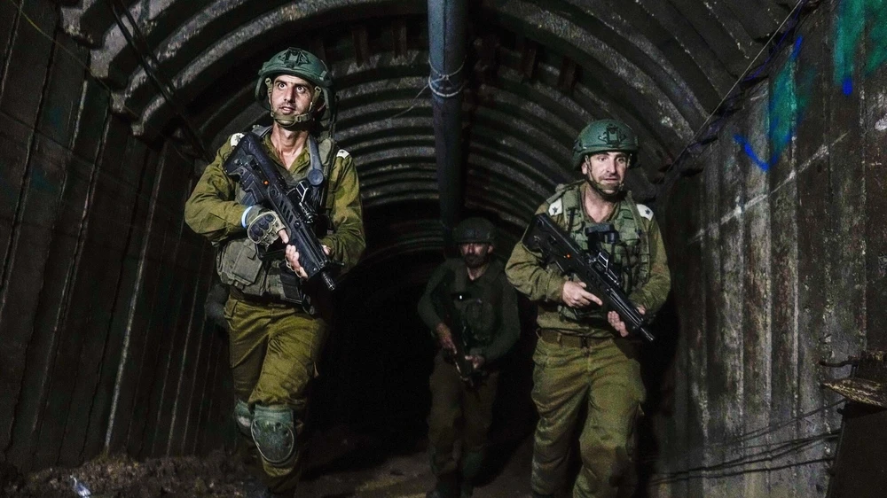 Binh sỹ Israel tìm kiếm trong một đường hầm của Hamas tại Dải Gaza. (Ảnh: Getty Images)