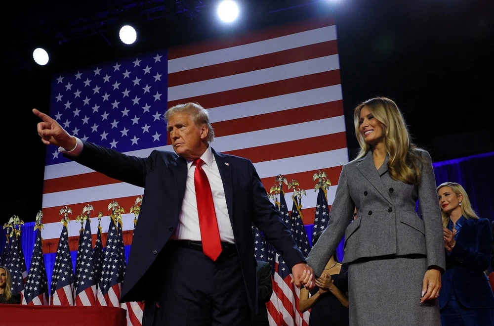 Ông Donald Trump và vợ ăn mừng chiến thắng tại Trung tâm Hội nghị Palm Beach, bang Florida, ngày 6/11/2024. (Ảnh: REUTERS)