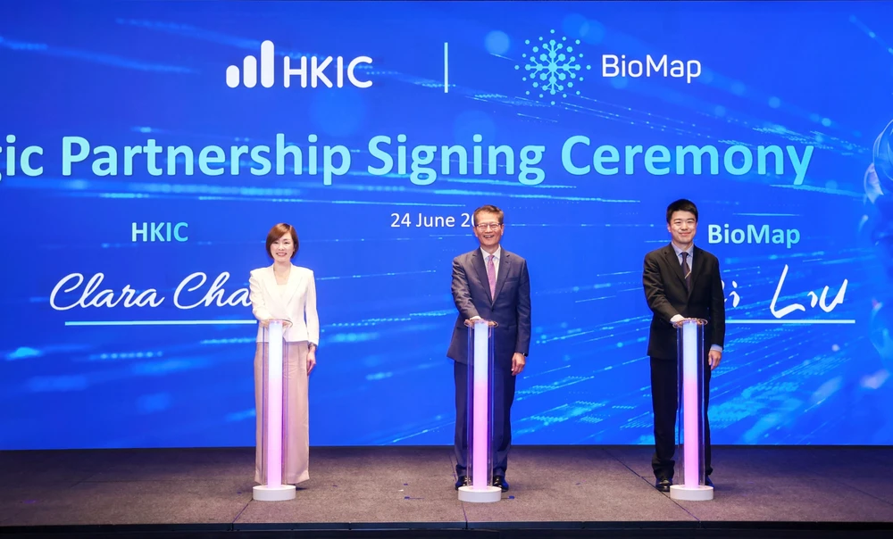 香港建造學院行政總裁陳嘉敏（左）與BioMap行政總裁劉偉（右）在香港特別行政區財政司司長陳茂波（中）見證下簽署策略合作協議。