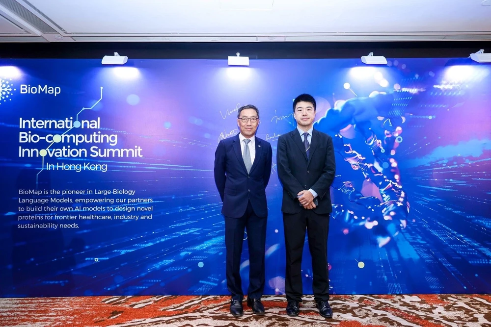 香港科技園公司行政總裁黃克強（左）祝賀BioMap行政總裁劉偉在香港的業務拓展以及與香港集思廣益建立策略夥伴關係。