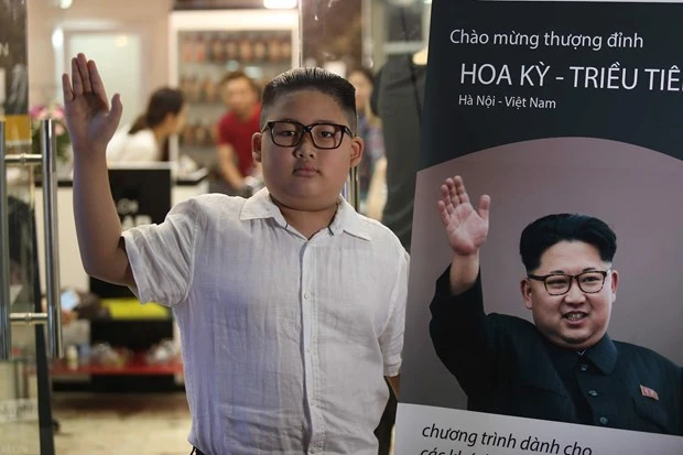 Một khách hàng nhí tỏ ra 'nghiêm túc' khi vừa được cắt kiểu đầu giống nhà lãnh đạo Triều Tiên Kim Jong-un. (Ảnh: Minh Sơn/Vietnam+)