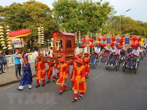 Đoàn rước trong nghi thức Lễ tế Tổ bách nghệ và Lễ rước tôn vinh nghệ nhân, làng nghề tại Thừa Thiên-Huế, trên đường Lê Lợi. (Ảnh: Hồ Cầu/TTXVN)