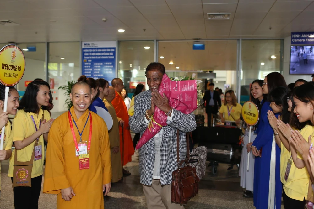 Bộ trưởng Bộ Phật giáo Sri Lanka Gamini Jayawickrema cảm động trước sự đón tiếp nồng hậu của Phật giáo nước chủ nhà tại sân bay sáng 11/5. (Ảnh: PV/Vietnam+)