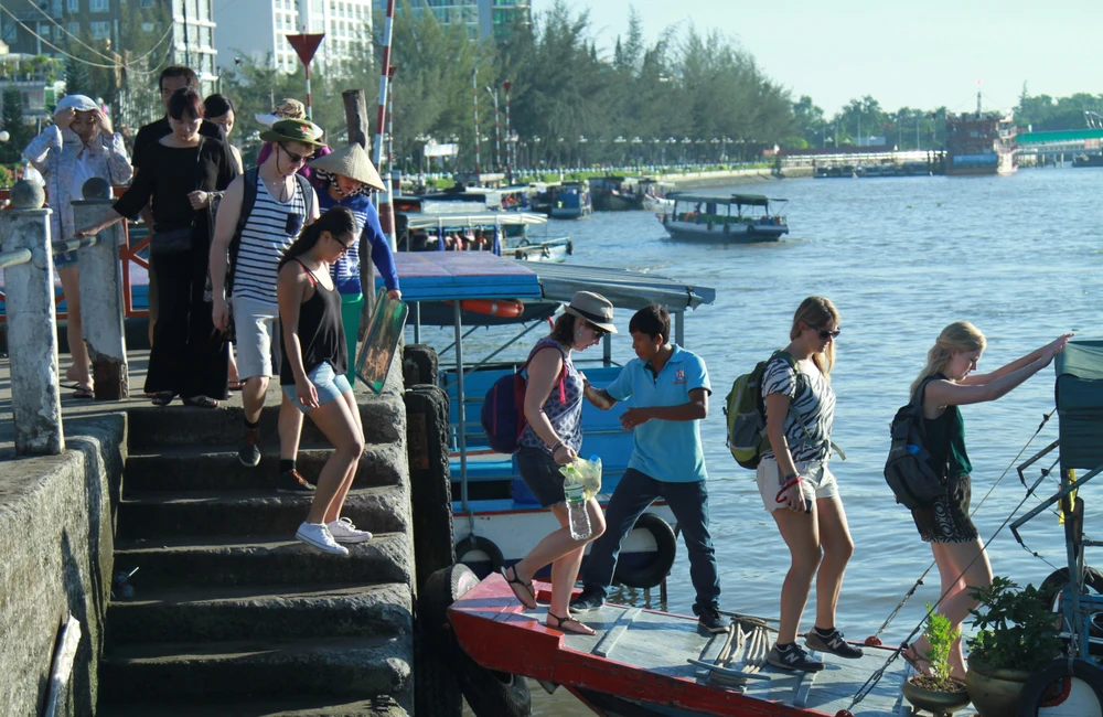 Lữ hành đưa khách nước ngoài xuống bến Ninh Kiều đi thăm chợ nổi Cái Răng, Cần Thơ. (Ảnh: Xuân Mai/Vietnam)