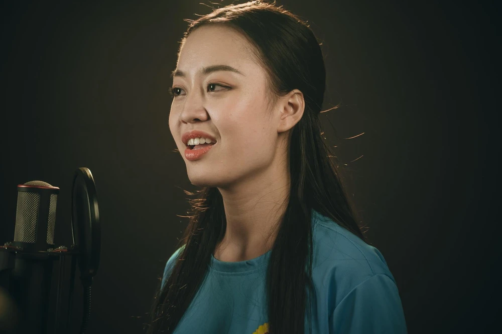Thí sinh Miss World Việt Nam thực hiện một clip ca nhạc. (Ảnh: BTC)
