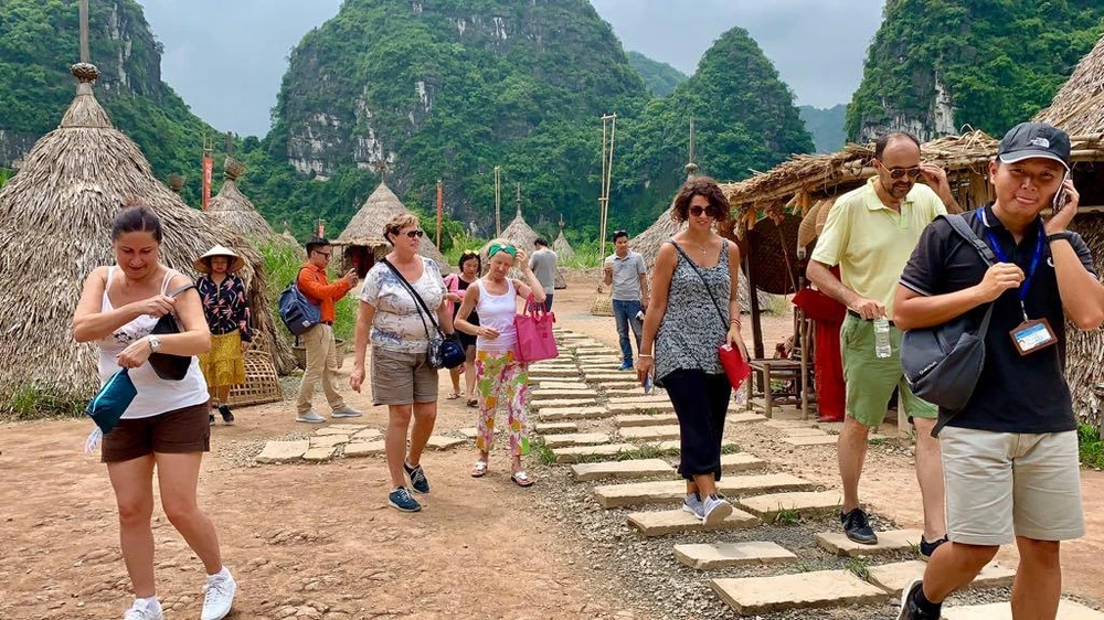 Du khách chọn Việt Nam cho những hành trình an toàn và nhiều khám phá văn hóa bản địa. (Ảnh: Xuân Mai/Vietnam+)