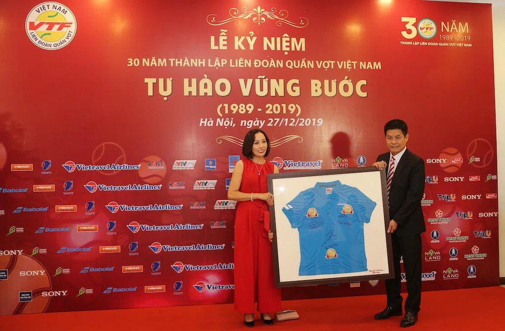 Ông Nguyễn Quốc Kỳ, Chủ tịch Liên đoàn Quần vợt Việt Nam nhận quà từ hãng Babolat Việt Nam. (Ảnh: CTV/Vietnam+)