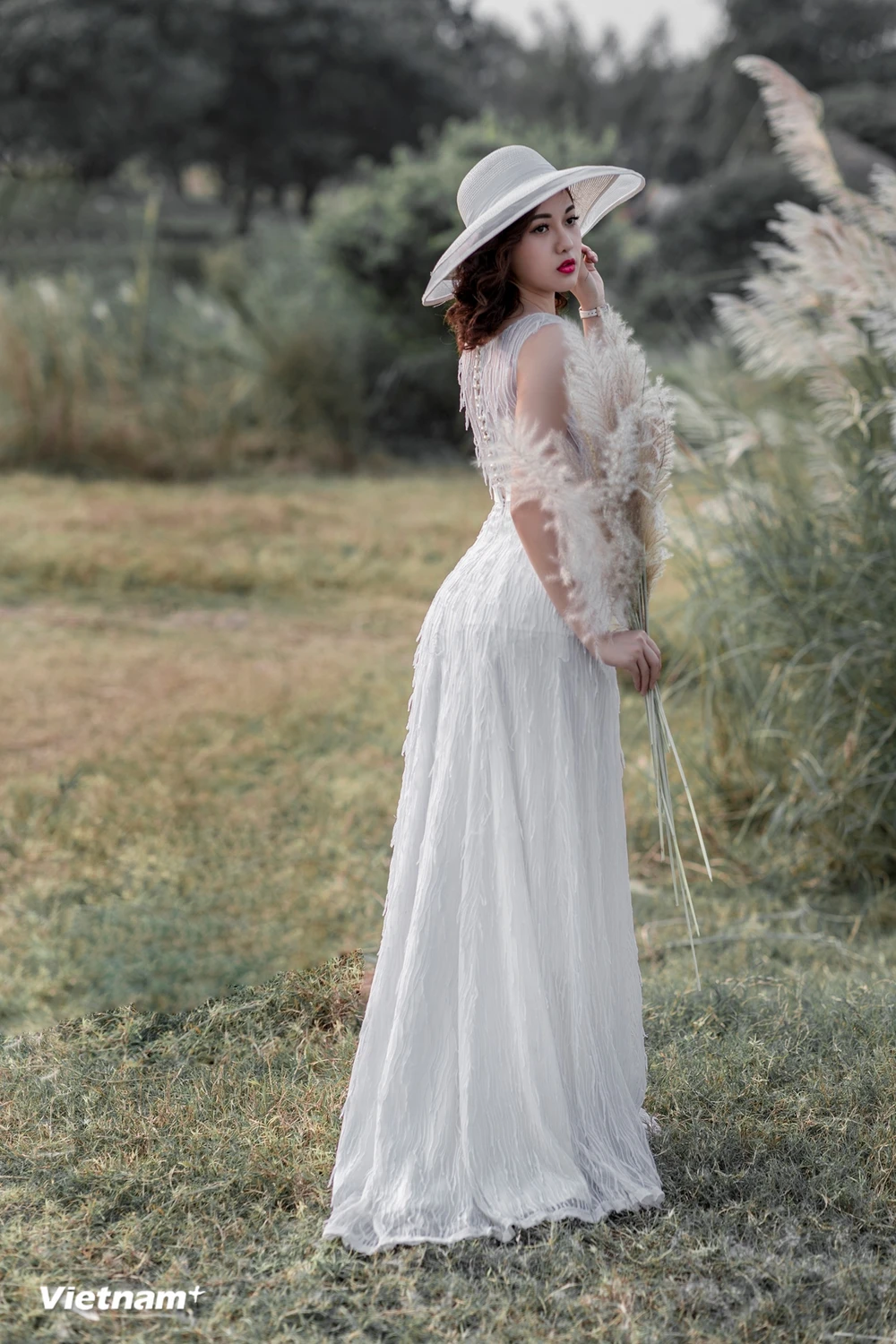 MC Phương Thảo đăng ảnh xinh đẹp, dễ thương trong bộ váy trắng