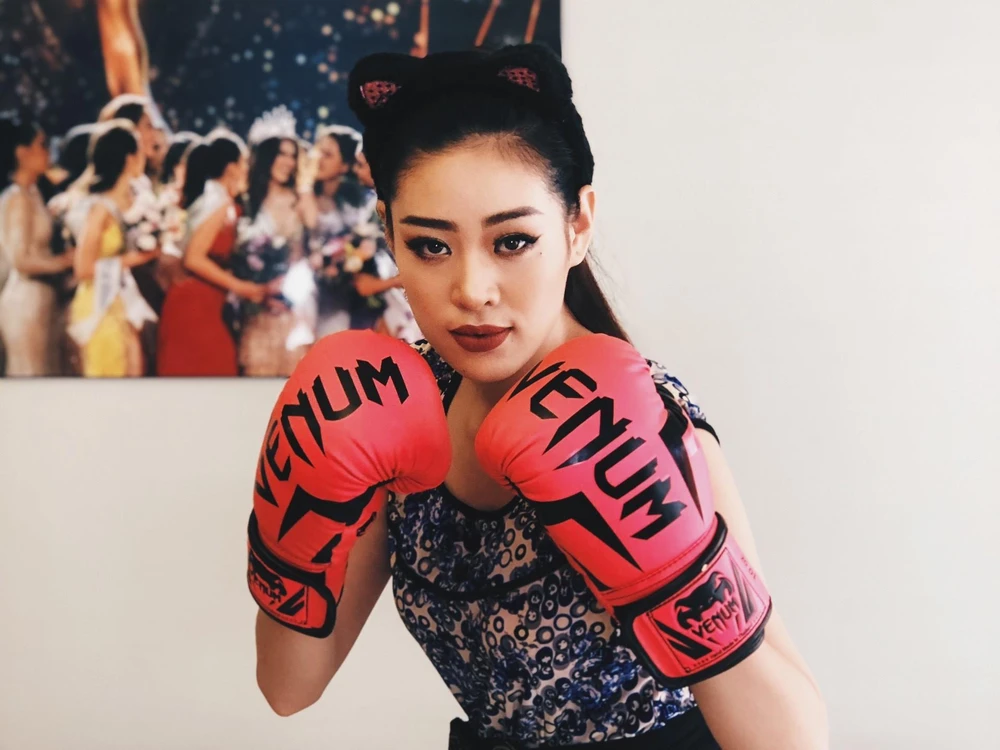 Hoa hậu Khánh Vân tập boxing tại gia. (Ảnh: CTV)