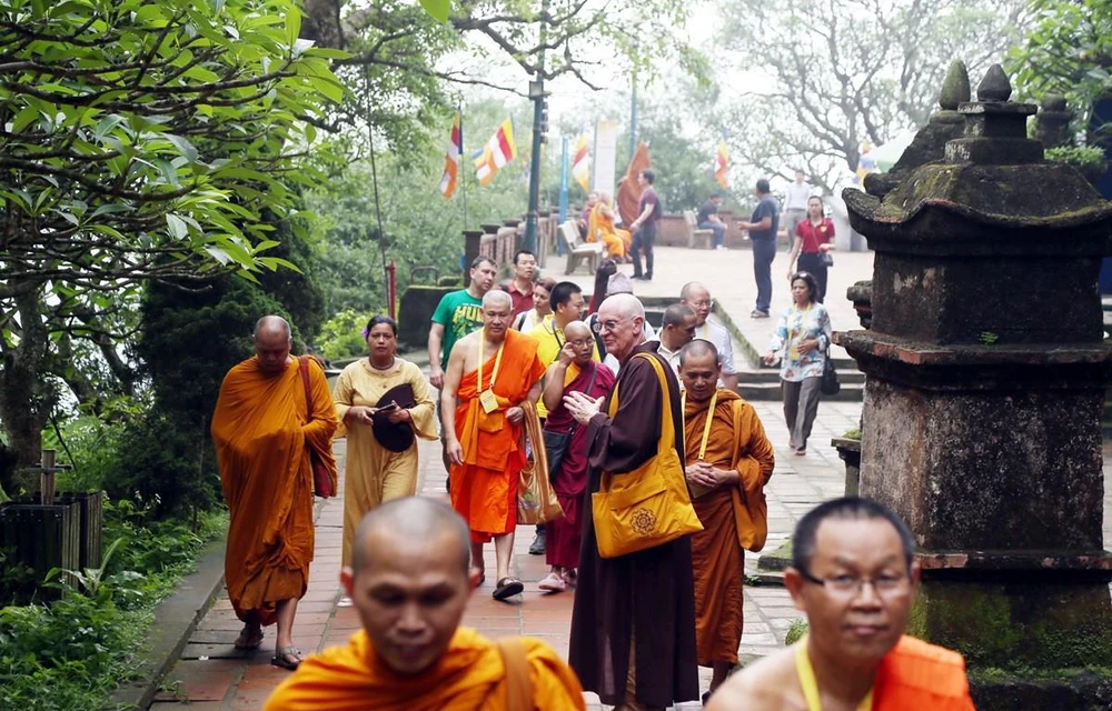Kết thúc Lễ bế mạc Đại lễ Phật đản Liên hợp Quốc 2019, các đại biểu quốc tế thăm quan di tích lịch sử Việt Nam. (Ảnh: CTV/Vietnam+)
