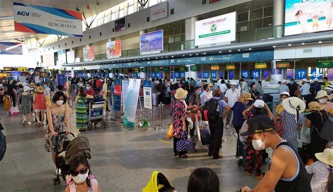Hành khách làm thủ tục gửi hành lý, kiểm tra vé trước giờ ra tàu bay tại sân bay Đà Nẵng.(Ảnh: Trần Lê Lâm/TTXVN)