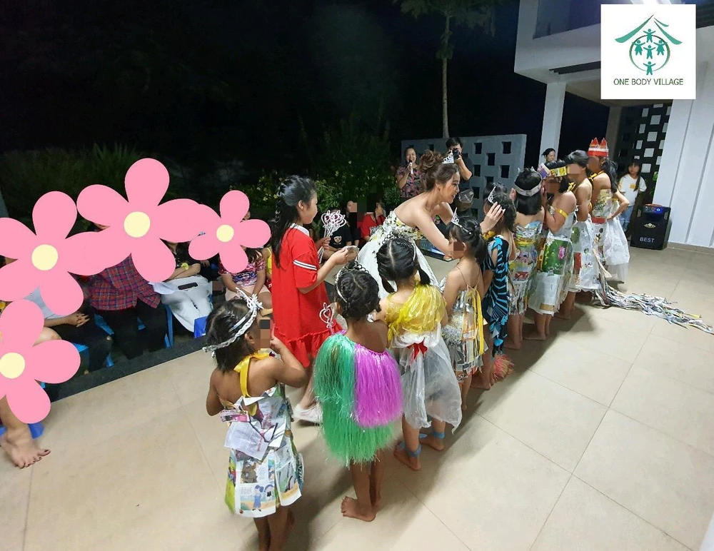 Hoa hậu Khánh Vân trao vương miện cho các em nhỏ. (Ảnh: Ngôi nhà OBV)