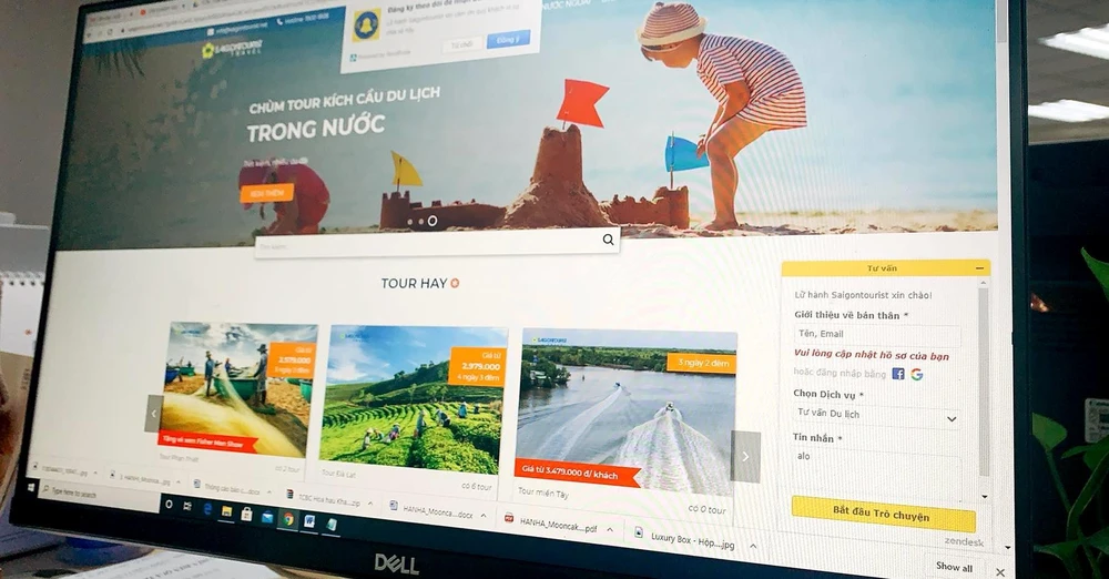 Lữ hành Saigontourist đang sử dụng chatbot (trò chuyện tự động) trên trang web. (Ảnh: PV/Vietnam+)
