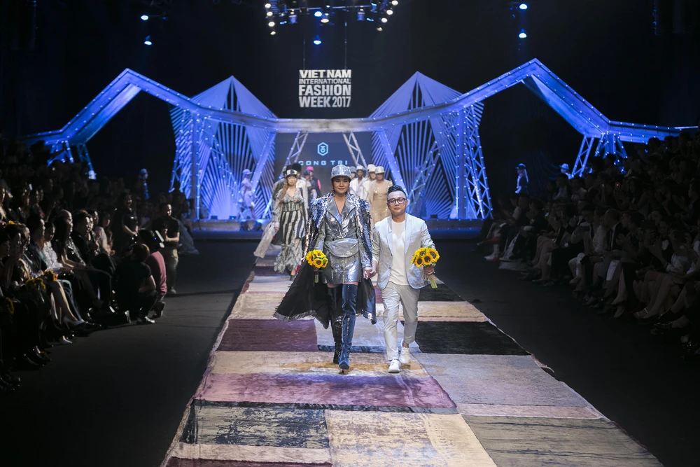 Nhà thiết kế Nguyễn Công Trí mở màn sự kiện Tuần lễ Thời trang Quốc tế Việt Nam - Vietnam International Fashion Week 2020. (Ảnh: BTC)