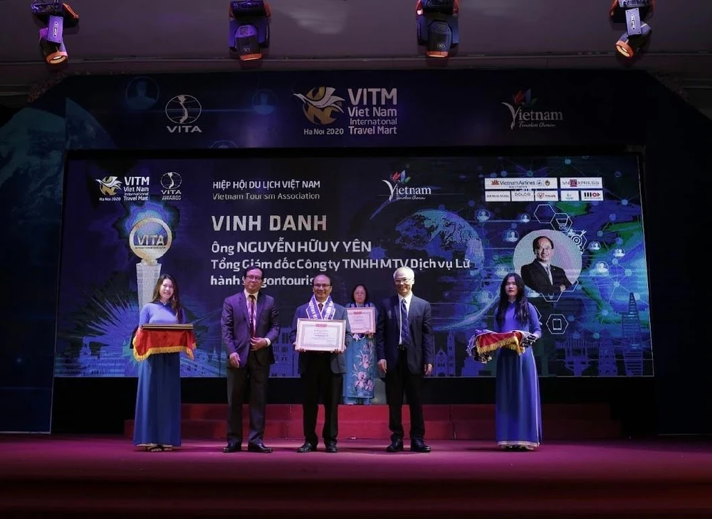 Phó Chủ tịch Hiệp hội du lịch trao giải cho các cá nhân xuất sắc. (Ảnh: Tuấn Nam/Vietnam+)