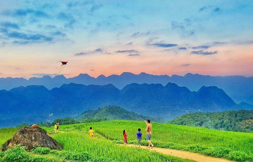 Du khách thả diều giữa bức tranh thiên nhiên tuyệt đẹp Pù Luông. (Ảnh: CTV/Vietnam+)